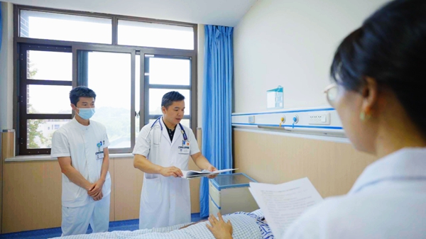 羅興剛正在查房。重慶市精神衛(wèi)生中心供圖