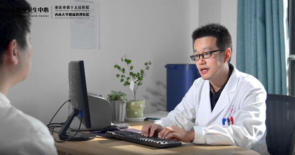 文晏正在問(wèn)診中。重慶市精神衛(wèi)生中心供圖