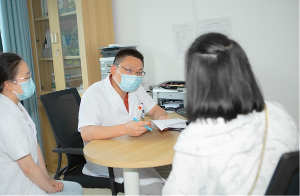 王敏建正在指導(dǎo)患者家長(zhǎng)如何與孩子溝通。重慶市精神衛(wèi)生中心供圖