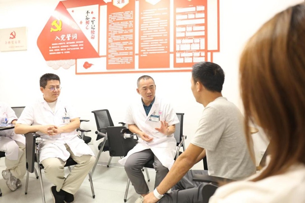 張代江指導(dǎo)年輕醫(yī)生與患者溝通。重慶市精神衛(wèi)生中心供圖