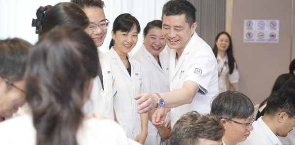 重慶華美醫(yī)師們收到節(jié)日祝福和禮物。重慶華美整形外科醫(yī)院供圖