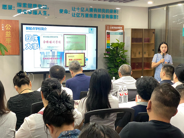 重慶市新起點職業(yè)培訓(xùn)學(xué)校校長、“眼康人才實訓(xùn)基地”副主任龔小琴發(fā)言。重報大數(shù)據(jù)研究院供圖