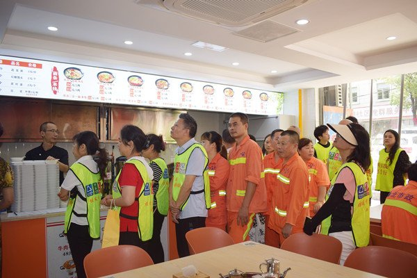 活動(dòng)現(xiàn)場(chǎng)。重慶迪邦皮膚病醫(yī)院供圖