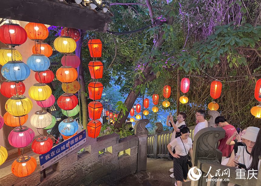 游客夜游山城巷。人民網(wǎng)記者 胡虹攝