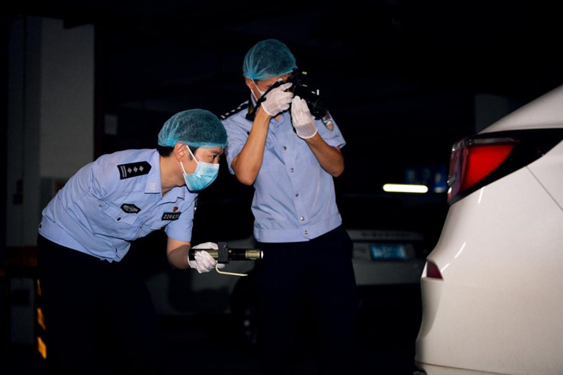 陳冰（左）帶隊開展現(xiàn)場勘查。兩江新區(qū)公安分局供圖