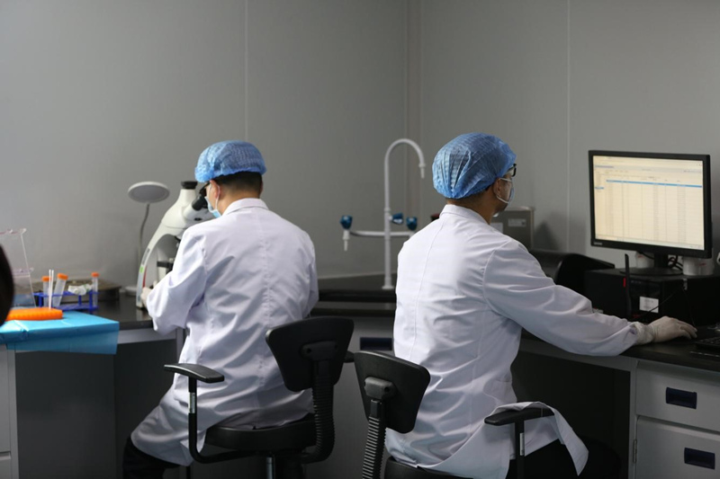 技術(shù)室民警正在進(jìn)行采樣鑒定。兩江新區(qū)公安分局供圖