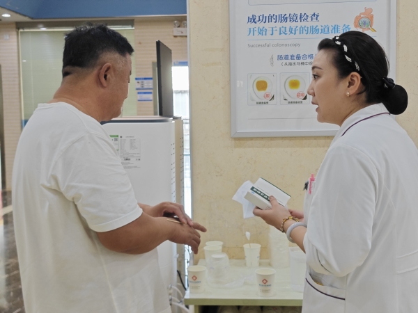 患者拿藥。重慶東大肛腸醫(yī)院供圖