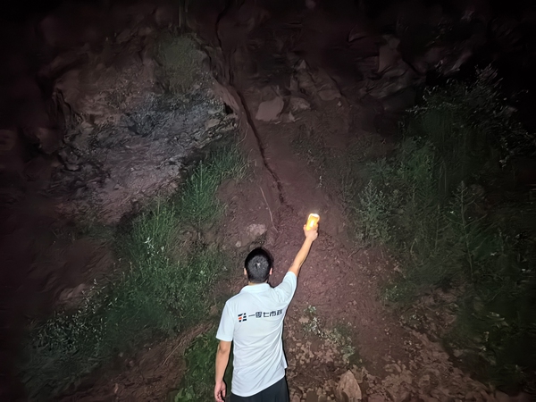 《照亮》。7月，豐都縣遭遇連續(xù)強(qiáng)降雨，川東南勘察公司所屬一零七市政公司監(jiān)測(cè)人員24小時(shí)嚴(yán)陣以待、堅(jiān)守一線。7月13日凌晨，資源環(huán)境事業(yè)部監(jiān)測(cè)人員余東洋對(duì)監(jiān)測(cè)臺(tái)站設(shè)備發(fā)出的告警進(jìn)行現(xiàn)場(chǎng)核查。丁蘭蘭攝