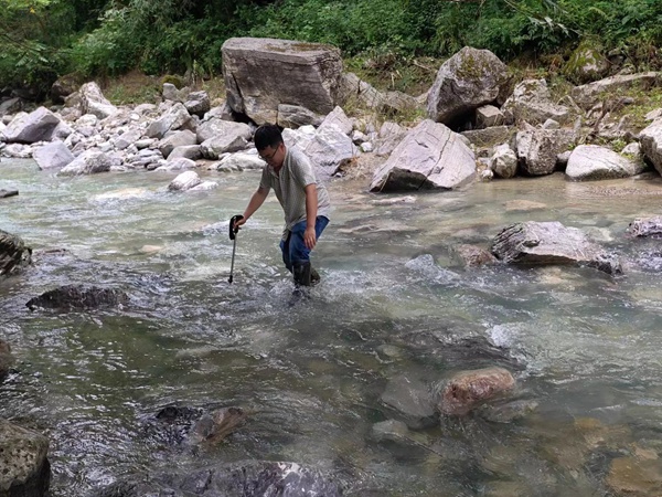《踏浪巡查》。7月15日，川東南勘察公司城口縣駐守地質(zhì)工程師王森林對(duì)城口縣厚坪鄉(xiāng)龍盤村核桃壩滑坡前緣進(jìn)行詳細(xì)調(diào)查。楊彬攝