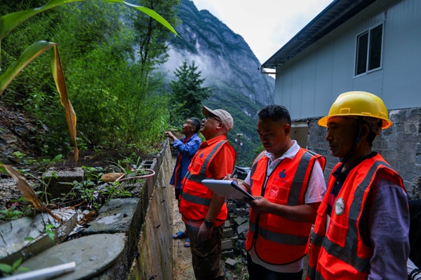 《巡查防災(zāi)護(hù)平安》。7月5日，巫溪縣蘭英鄉(xiāng)，地災(zāi)駐守單位重慶一三六地質(zhì)隊(duì)隊(duì)員正在檢查去年受災(zāi)點(diǎn)居民家中防災(zāi)措施。尹詩語攝