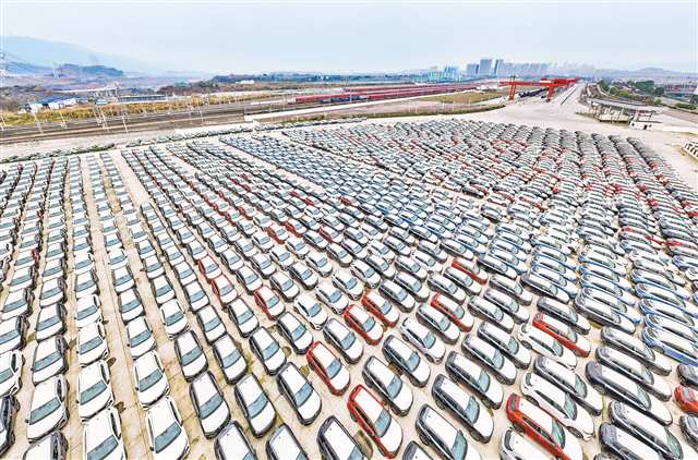 重慶魚嘴站,等待裝車出口的商品車。(攝于三月八日)首席記者 龍帆 攝\視覺重慶