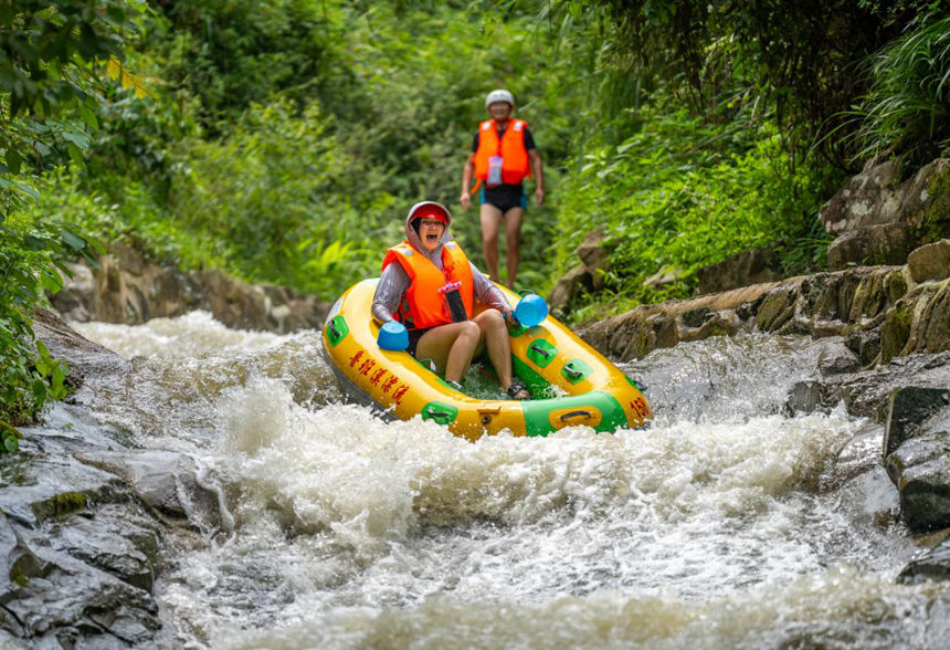 游客暢享受漂流樂趣。黃亞輝攝