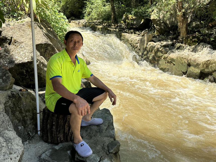 向立財守在溪流邊負責(zé)船只轉(zhuǎn)運。黃亞輝攝