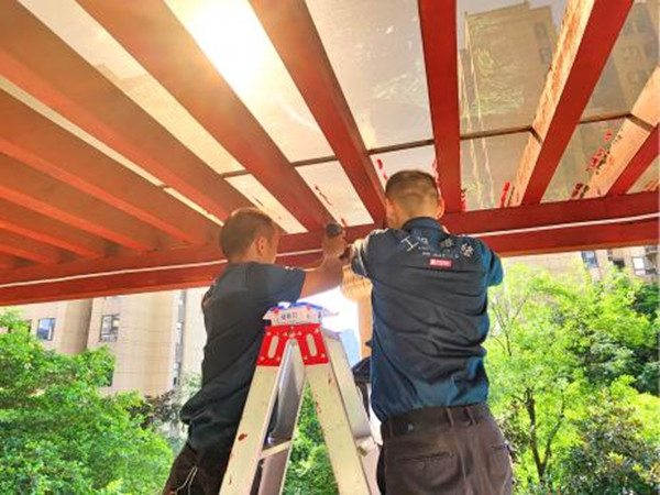 中海物業(yè)人正在修理設(shè)施。中海物業(yè)供圖