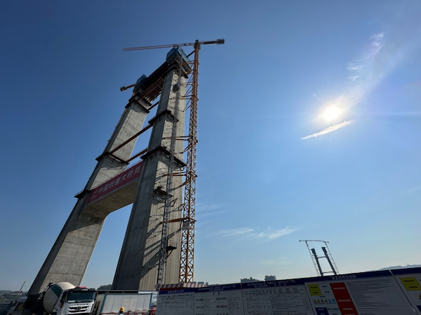 黃桷沱長(zhǎng)江大橋南岸主塔封頂。項(xiàng)目部供圖