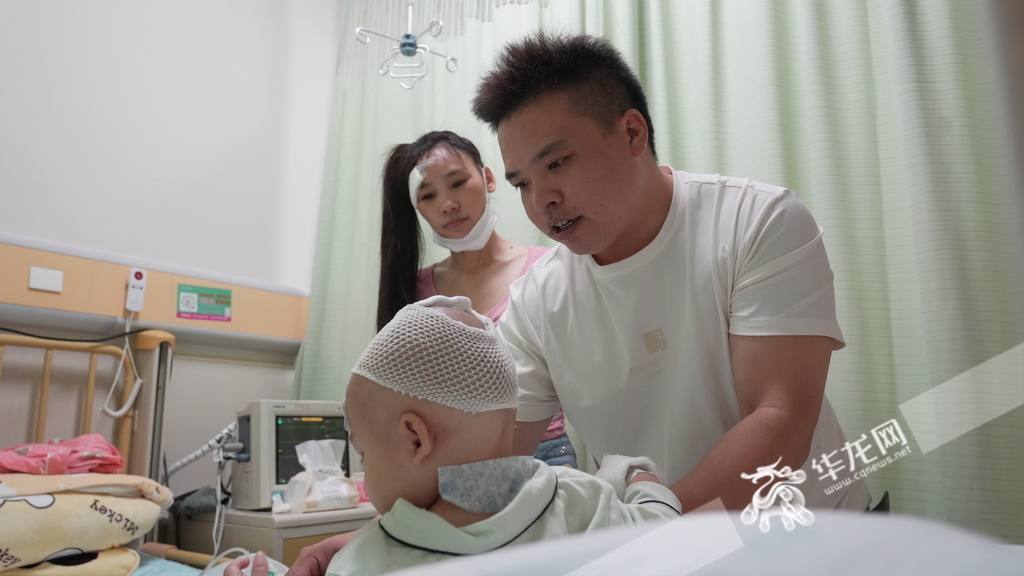 蔡忠一家人。華龍網(wǎng)記者 劉釗 攝