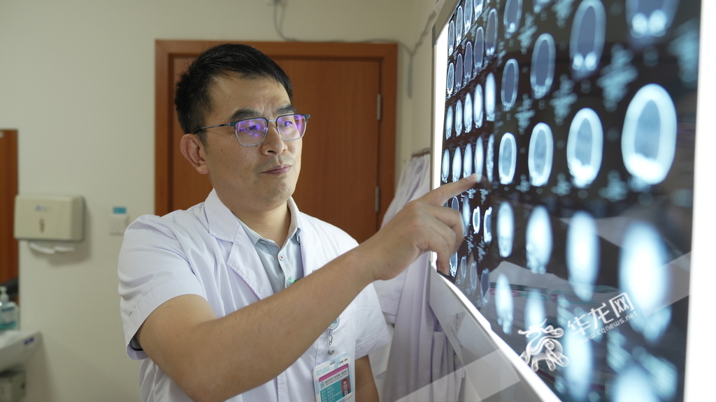 李祿生正在講解患兒情況。華龍網(wǎng)記者 劉釗 攝