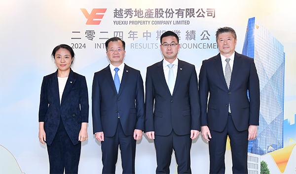 董事長及執(zhí)行董事林昭遠(yuǎn)（左二）、聯(lián)席總經(jīng)理及執(zhí)行董事朱輝松（右二）、 財務(wù)總監(jiān)及執(zhí)行董事陳靜（左一）、總經(jīng)理助理姜永進(jìn)（右一）。越秀地產(chǎn)供圖