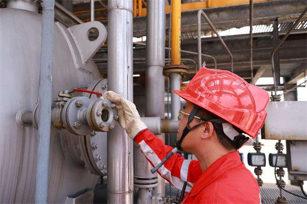 工作人員正在烈日下檢修設(shè)備。曾英豪攝