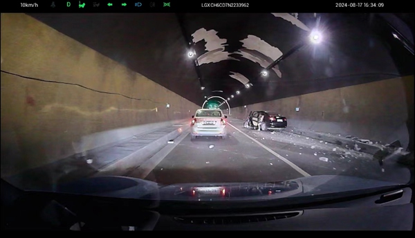 隧道內(nèi)車(chē)禍現(xiàn)場(chǎng)，羅慶華行車(chē)記錄儀截圖