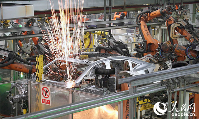 長(zhǎng)安汽車兩江工廠，機(jī)械臂正在工作。人民網(wǎng)記者 劉祎攝