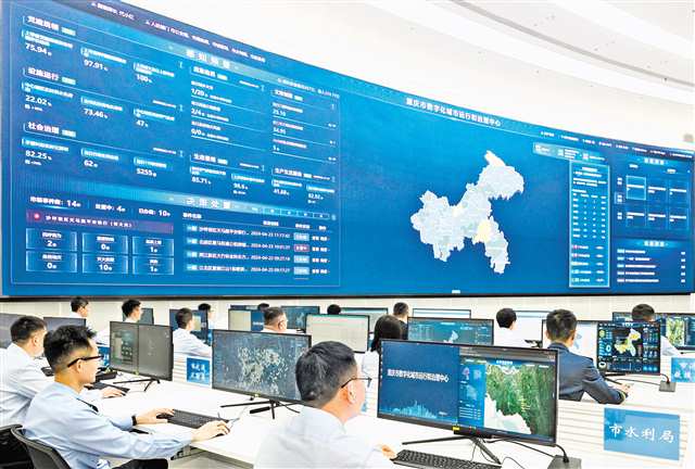 重慶市數(shù)字化城市運(yùn)行和治理中心大廳，工作人員在后臺(tái)監(jiān)控調(diào)度。（攝于4月23日）記者 張錦輝 攝/視覺(jué)重慶