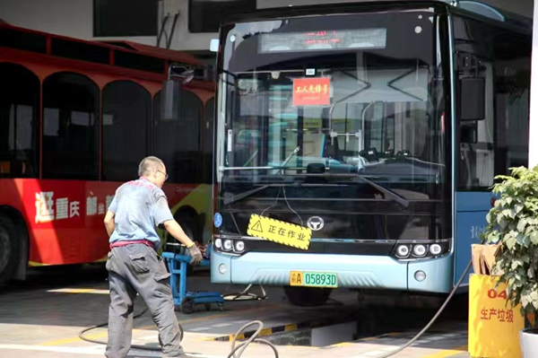 西部公交保修廠維修工開展車輛保養(yǎng)作業(yè)。沙坪壩區(qū)交通運輸委供圖