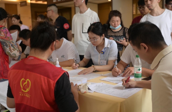 獻(xiàn)血活動(dòng)現(xiàn)場。重慶安琪兒婦產(chǎn)醫(yī)院供圖