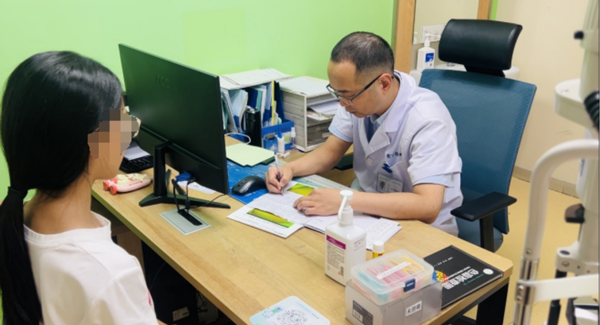 醫(yī)生查看復(fù)查結(jié)果。重慶愛爾兒童眼科醫(yī)院供圖