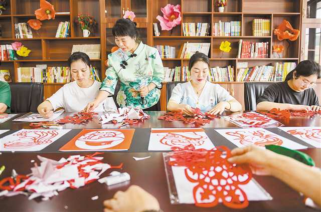 兩江新區(qū)康美街道金竹苑社區(qū)綜合文化活動中心，居民在巧思手工社團學習剪紙。（本報資料圖片）記者 張錦輝 攝/視覺重慶