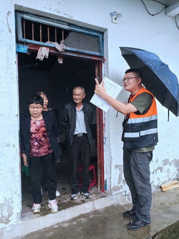 《走村入戶宣傳地災防治》4月16日，合川區(qū)鹽井街道炮臺村，川東南勘察公司駐守地質工程師竹越（右一）向地質災害隱患點附近的居民宣傳防災避險知識。楊歡攝