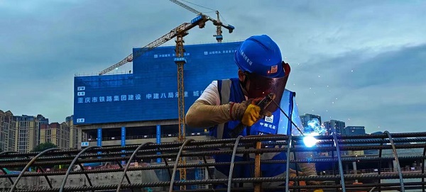 工人正在城軌快線控制中心項目建設現(xiàn)場進行施工。重慶市住房城鄉(xiāng)建委供圖