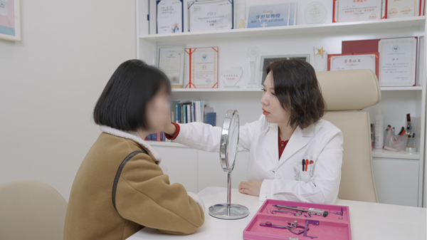 呂巍正在看診。重慶星榮整形外科醫(yī)院供圖