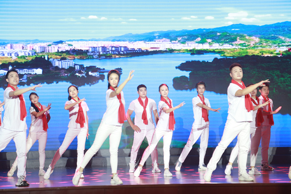 師生風(fēng)采展演。唐文蕤攝