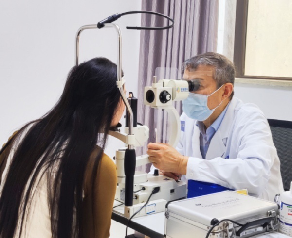 謝漢平為患者檢查眼部情況。重慶普瑞眼科醫(yī)院供圖