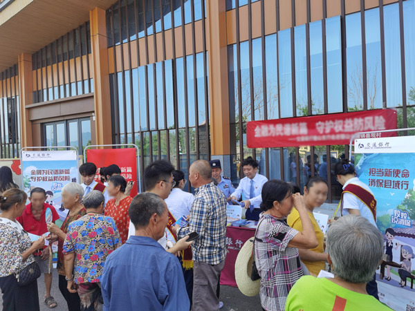 工作人員為村民發(fā)放金融知識(shí)宣傳折頁(yè)。交行重慶市分行供圖