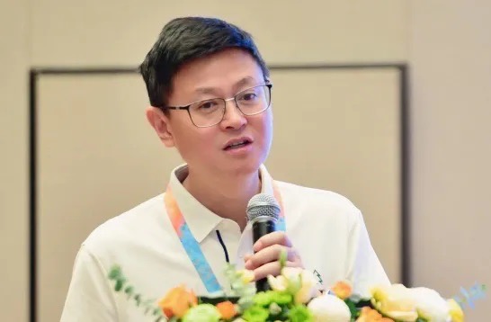 陳黎明就《突圍之路——DRG付費(fèi)改革背景下的非公醫(yī)院創(chuàng)新探索》課題展開分享。重慶松山醫(yī)院供圖