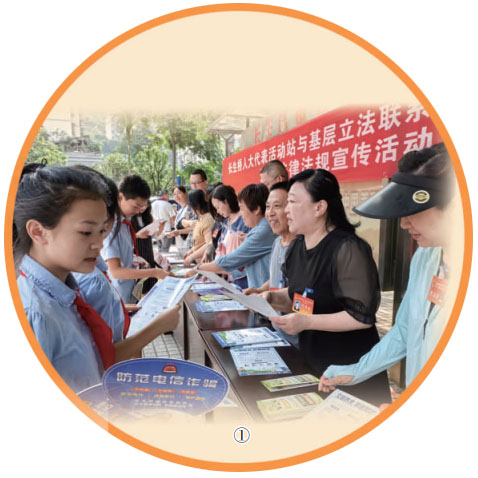 重慶市南岸區(qū)人大代表和南岸區(qū)長生橋鎮(zhèn)人大代表，在廣陽灣智創(chuàng)生態(tài)城基層立法聯(lián)系點進(jìn)行普法宣傳。 田益瑞攝（人民視覺）