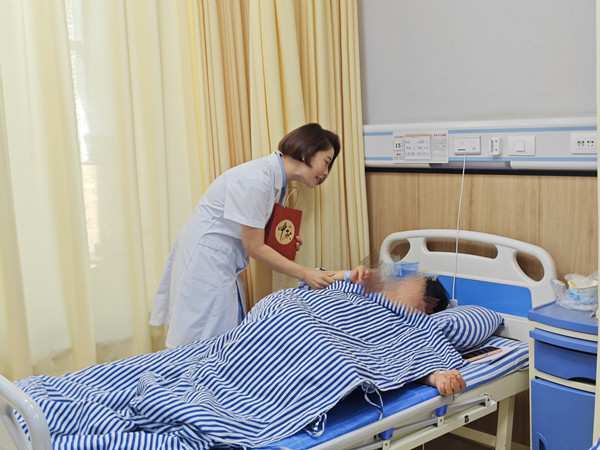 醫(yī)院為患者送月餅。重慶東大肛腸醫(yī)院供圖