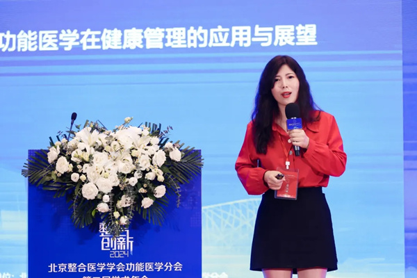 劉婷上臺(tái)分享。重慶松山醫(yī)院供圖