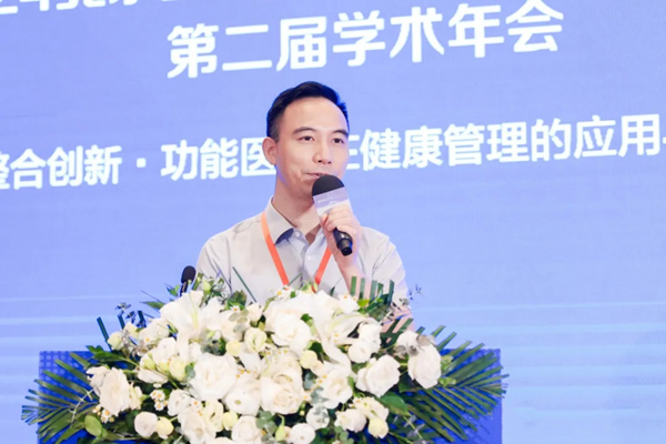 王小林上臺(tái)分享。重慶松山醫(yī)院供圖