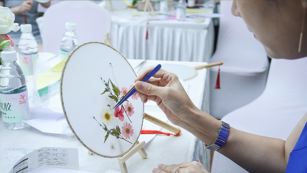 手工環(huán)節(jié)。重慶軍美醫(yī)療美容醫(yī)院供圖