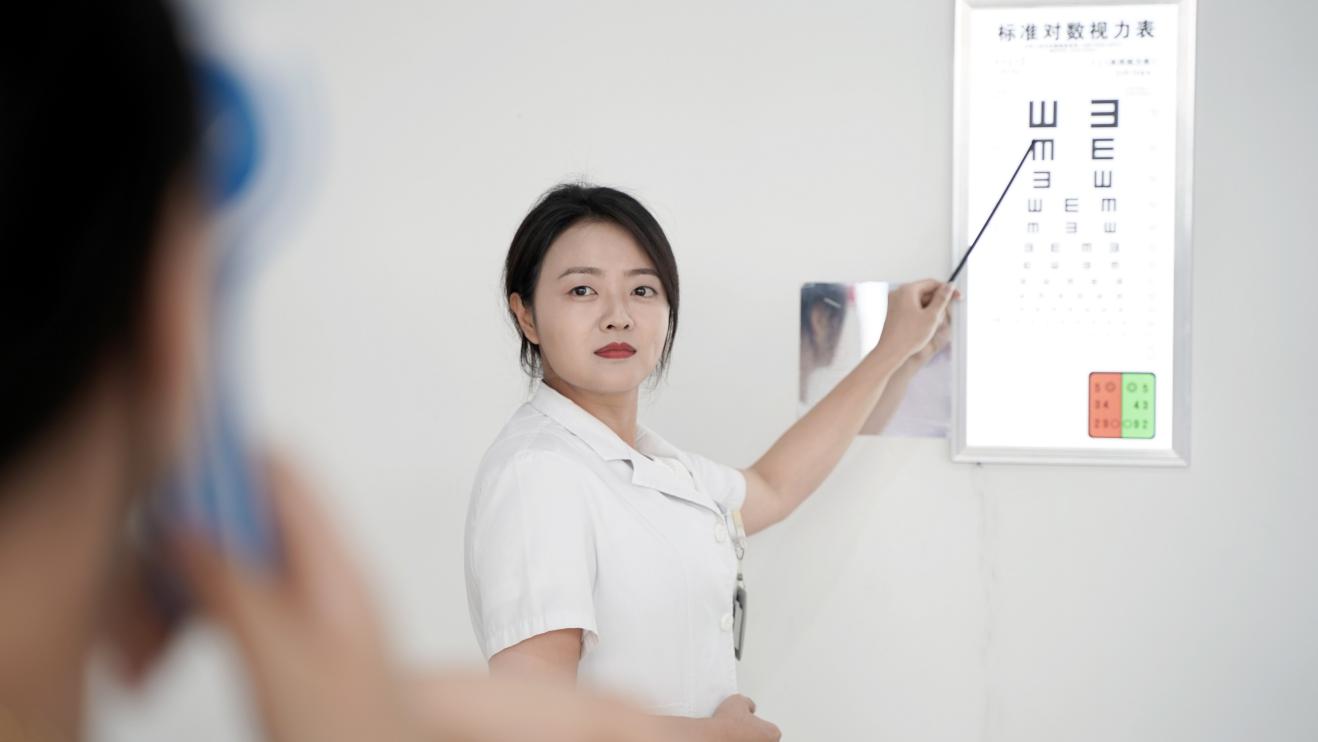 視力檢查。重慶華廈眼科醫(yī)院供圖