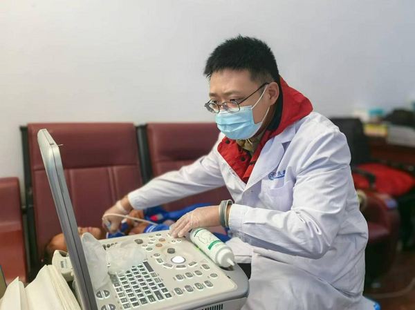 醫(yī)生正在進行檢查。重慶康心醫(yī)院供圖