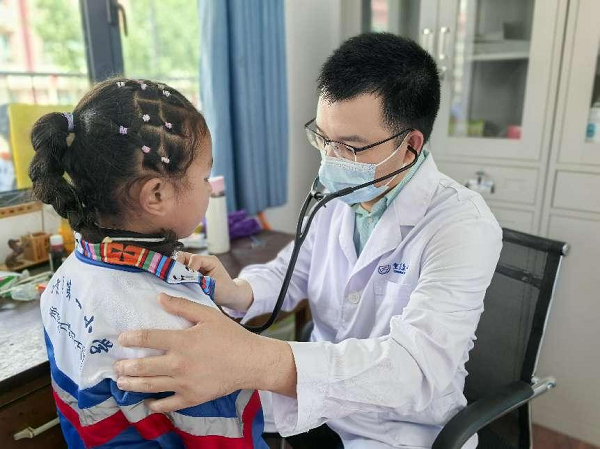 醫(yī)生正在為孩子做檢查。重慶康心醫(yī)院供圖