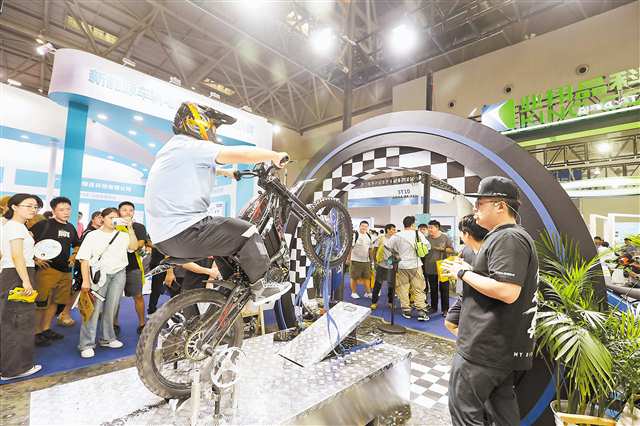九月十四日，在二〇二四中國國際摩托車博覽會現(xiàn)場，翹頭機帶著觀眾領略風馳電掣的感覺。記者 羅斌 攝\視覺重慶