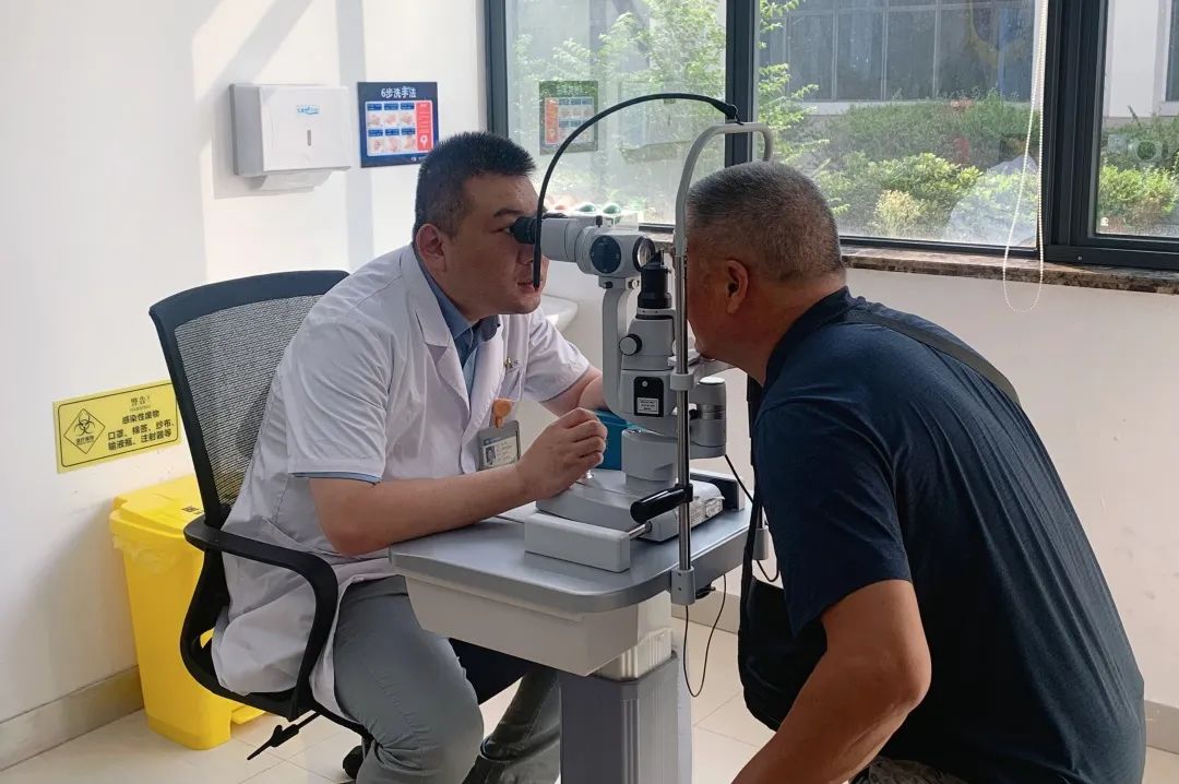 蘇奇為患者檢查眼部情況。重慶華廈眼科醫(yī)院供圖