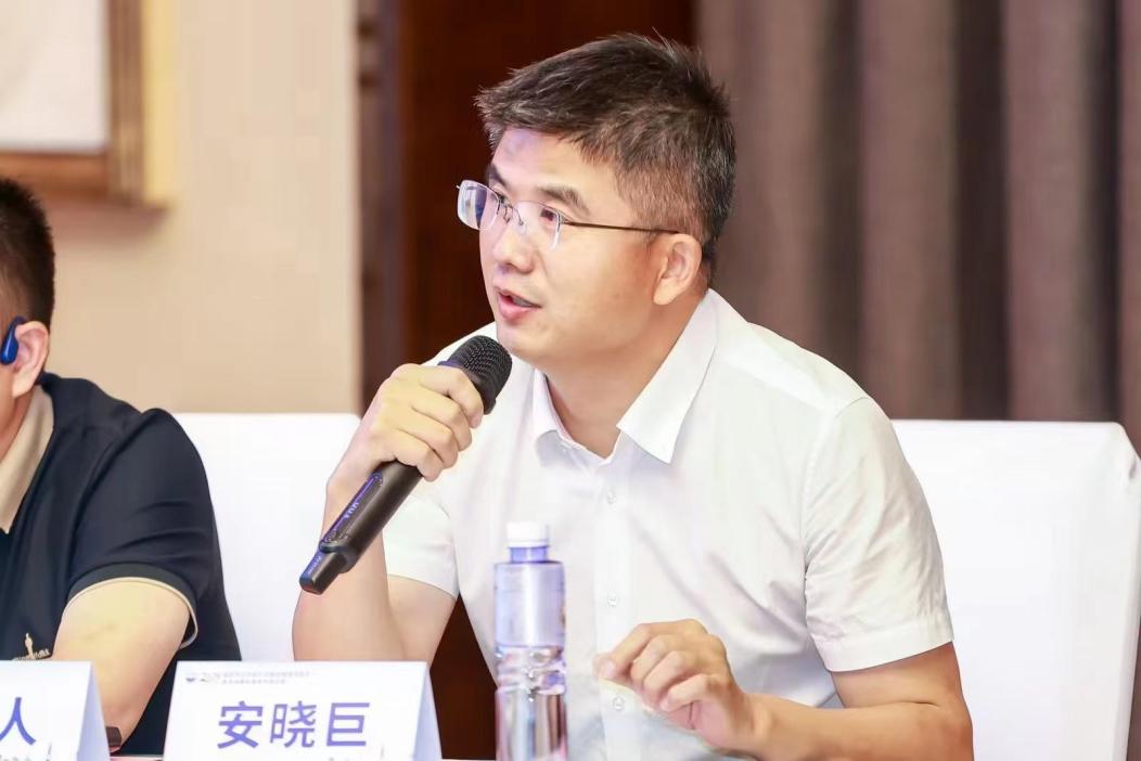 安曉巨在會(huì)議中發(fā)言。重慶華廈眼科醫(yī)院供圖