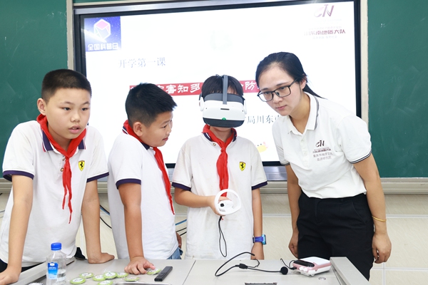 同學(xué)們通過(guò)VR設(shè)備體驗(yàn)地質(zhì)災(zāi)害的發(fā)生。主辦方供圖