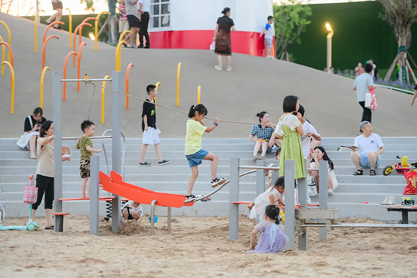 9月17日，節(jié)假日期間，市民帶著小朋友們正在親子兒童樂園沙灘上玩耍。重慶龍湖供圖